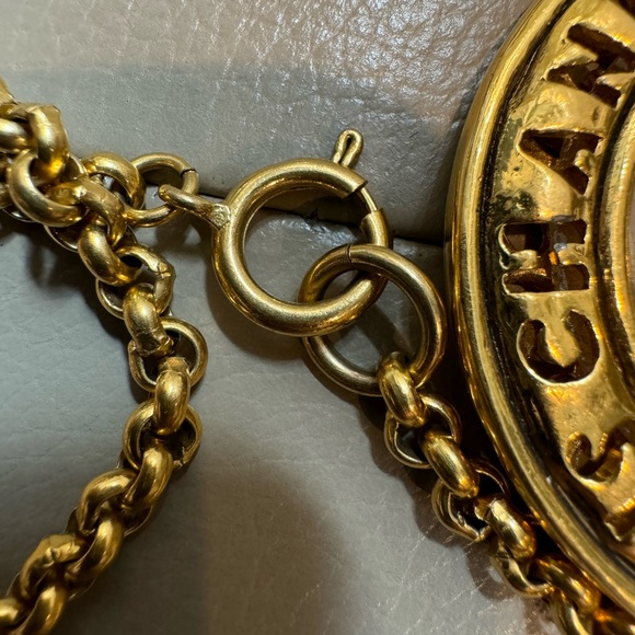 CHANEL Vintage 24K gold plated Textured Magnifier Necklace - Picture 5 of 9